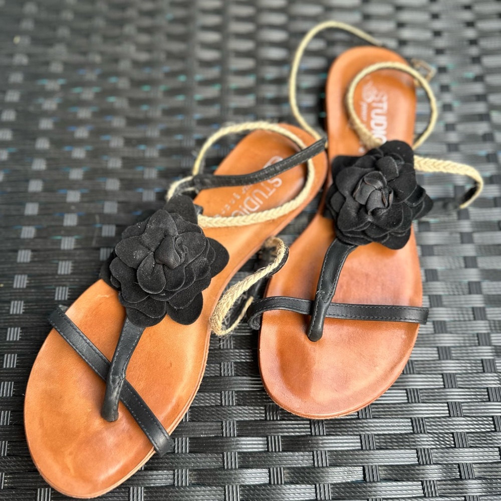 FINAL PRICE Rosette All Leather Sandals, size 7